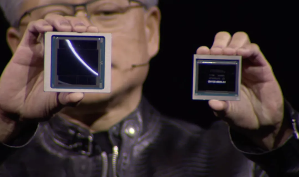 El director ejecutivo de Nvidia, Jensen Huang, sostiene su nueva GPU a la izquierda, junto a una H100 a la derecha